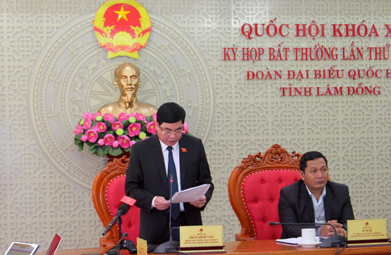 Ông Trần Đình Văn – Phó Bí thư thường trực Tỉnh ủy, Trưởng Đoàn ĐBQH tỉnh tham gia góp ý thảo luận