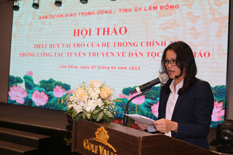 Đồng chí Nguyễn Thị Ánh – Phó Vụ trưởng Vụ Tuyên truyền, Ban Tuyên giáo Trung ương báo cáo đề dẫn hội thảo