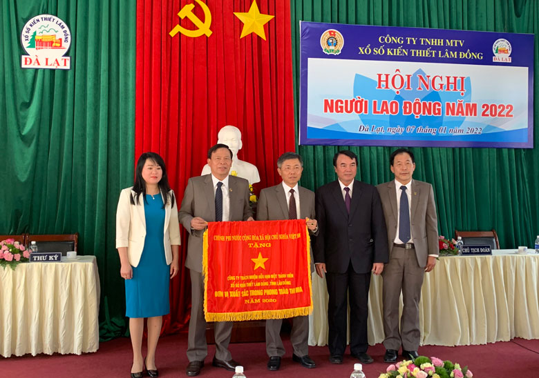 Phó Chủ tịch UBND tỉnh Lâm Đồng Phạm S (thứ hai bên phải) trao Cờ thi đua xuất sắc của Chính phủ cho Công ty TNHH MTV Xổ số kiến thiết Lâm Đồng