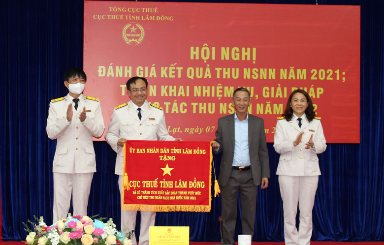 Cục Thuế tỉnh Lâm Đồng vinh dự nhận Cờ thi đua của UBND tỉnh Lâm Đồng