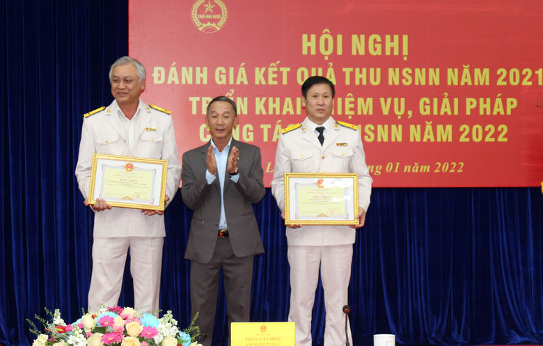 Đại diện các tập thể thuộc Cục Thuế tỉnh Lâm Đồng vinh dự nhận Bằng khen của Chủ tịch UBND tỉnh