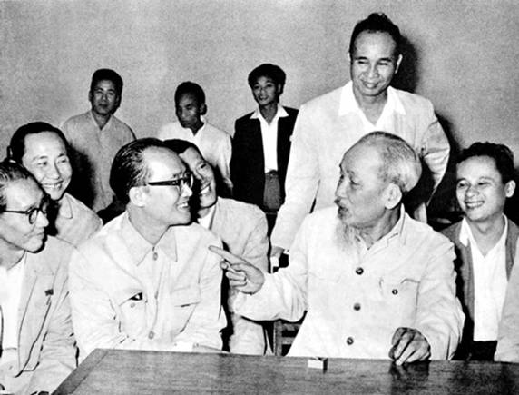 Chính sách &quot;Chiêu hiền đãi sĩ&quot; của Hồ Chí Minh và chế độ mới sau Cách mạng Tháng Tám