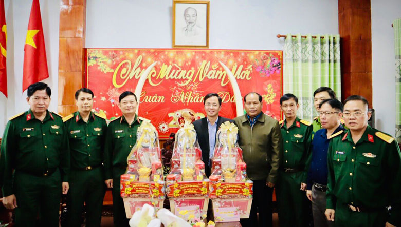 Trung tướng Trần Hoài Trung – Bí thư Đảng uỷ, Chính uỷ Quân khu 7 thăm và chúc Tết lãnh đạo huyện Đam Rông