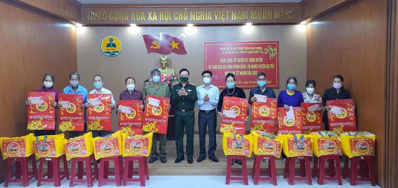 Trung tướng Trần Hoài Trung - Chính ủy Quân khu 7 và đoàn công tác trao quà cho các gia đình chính sách và hộ nghèo trên địa bàn huyện Đạ Tẻh