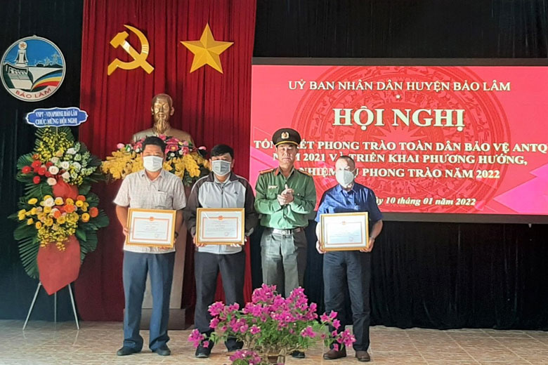 Các tập thể, cá nhân nhận bằng khen của Bộ Công an và Chủ tịch UBND tỉnh Lâm Đồng
