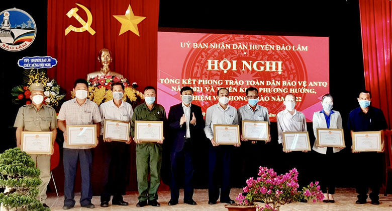 UBND huyện Bảo Lâm khen thưởng các điển hình xuất sắc trong phong trào bảo vệ an ninh Tổ quốc