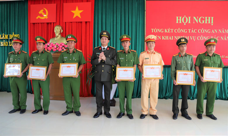 Đại tá Trần Minh Tiến - Giám đốc Công an Lâm Đồng trao thưởng cho các tập thể