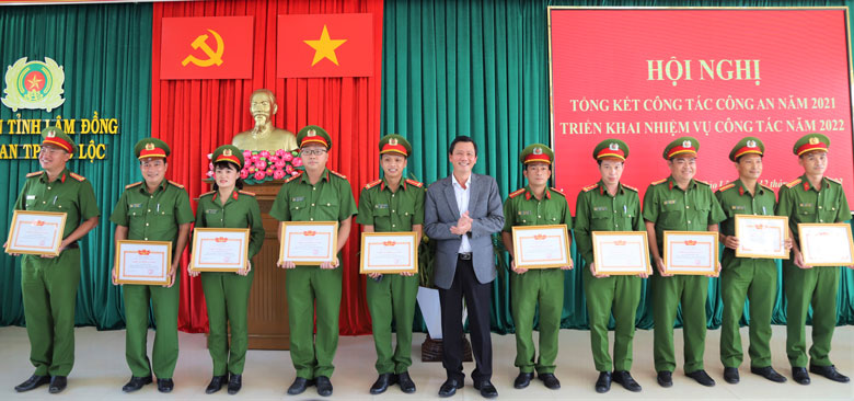 Chủ tịch UBND TP Bảo Lộc Đoàn Kim Đình trao tặng giấy khen cho các cá nhân
