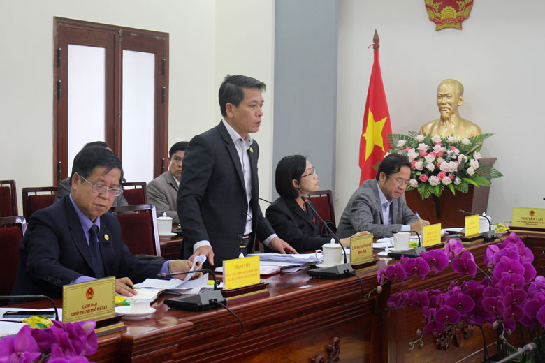 Thành viên Đoàn giám sát đặt vấn đề về những nguyên nhân tồn tại, hạn chế trong công tác quy hoạch.