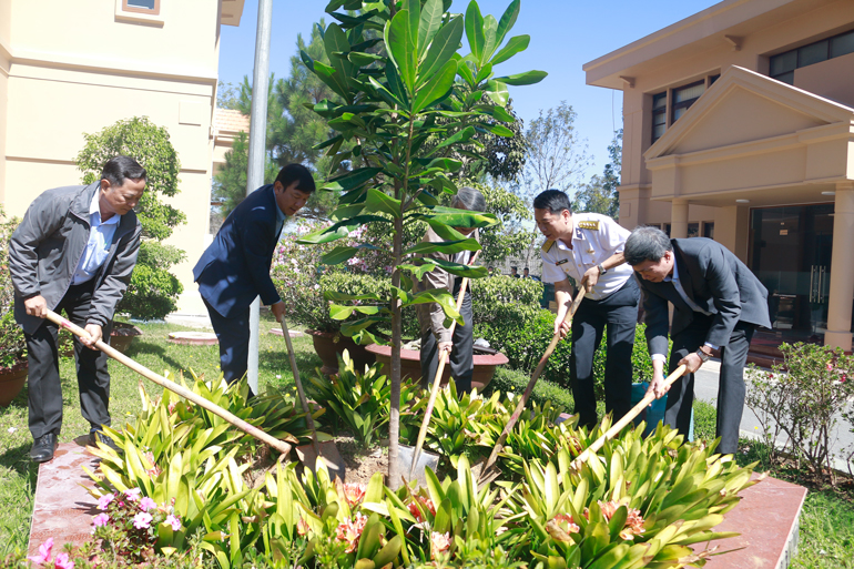 Đại diện lãnh đạo Bộ Tư lệnh Vùng 4 Hải quân và Ban Tuyên giáo các tỉnh trồng lưu niệm cây bàng vuông tại khuôn viên Tỉnh ủy Lâm Đồng