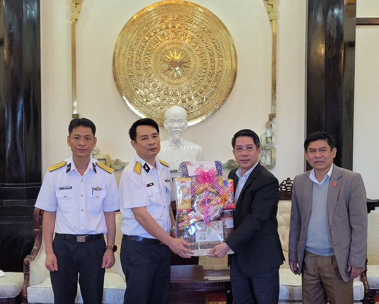 Đoàn công tác Bộ Tư lệnh Vùng 4 Hải quân thăm, chúc tết UBND tỉnh