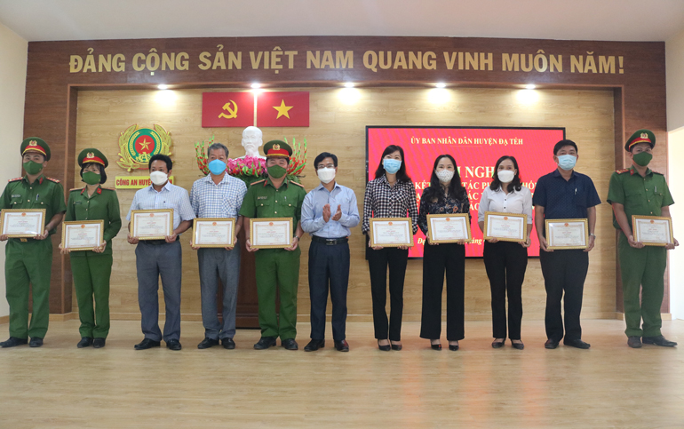 Tặng giấy khen của Chủ tịch UBND huyện Đạ Tẻh cho 9 tập thể, 10 cá nhân đã có thành tích xuất sắc trong Phong trào Toàn dân bảo vệ an ninh Tổ quốc năm 2021