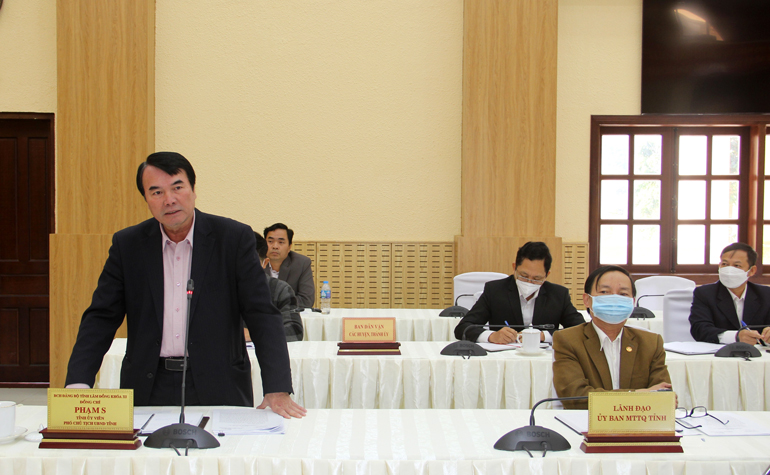 Phó Chủ tịch UBND tỉnh Lâm Đồng Phạm S phát biểu tại gội nghị