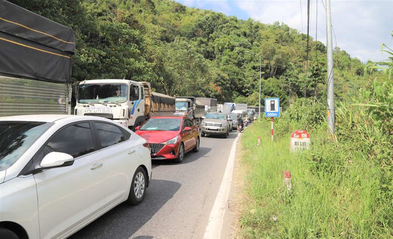 Tai nạn khiến xe cộ ách tắc cả 2 chiều kéo dài hơn 10 km