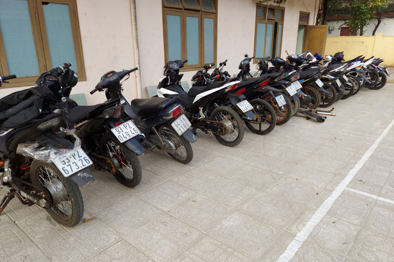 Một số xe gắn máy thay đổi kết cấu, tham gia nẹt pô, chạy xe lạng lách đánh võng bị Công an huyện Cát Tiên thu giữ. 