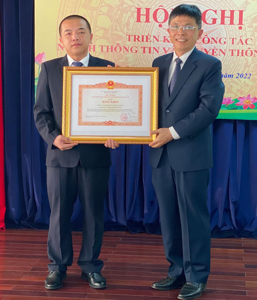 Ông Đặng Trí Dũng- Phó Chủ tịch UBND tỉnh Lâm Đồng trao bằng khen của Thủ tướng Chính phủ cho Trung tâm tích hợp và chuyển đổi số
