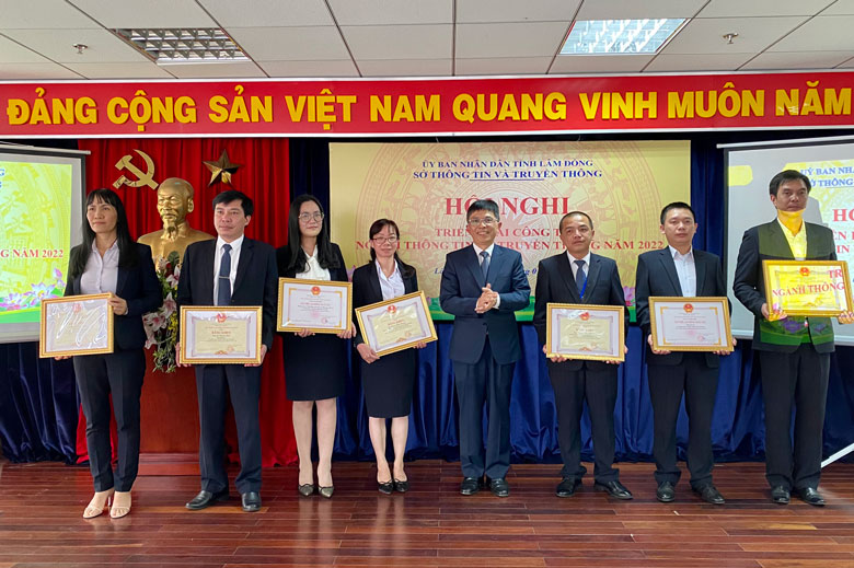 Ông Đặng Trí Dũng- Phó Chủ tịch UBND tỉnh Lâm Đồng trao bằng khen của UBND tỉnh cho các tập thể và cá nhân đã có có thành tích xuất sắc trong công tác Thông tin và Truyền thông năm 2021