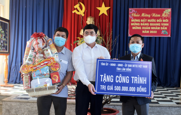 Đoàn lãnh đạo tỉnh tặng công trình trị giá 500 triệu đồng cho xã Phú Hội