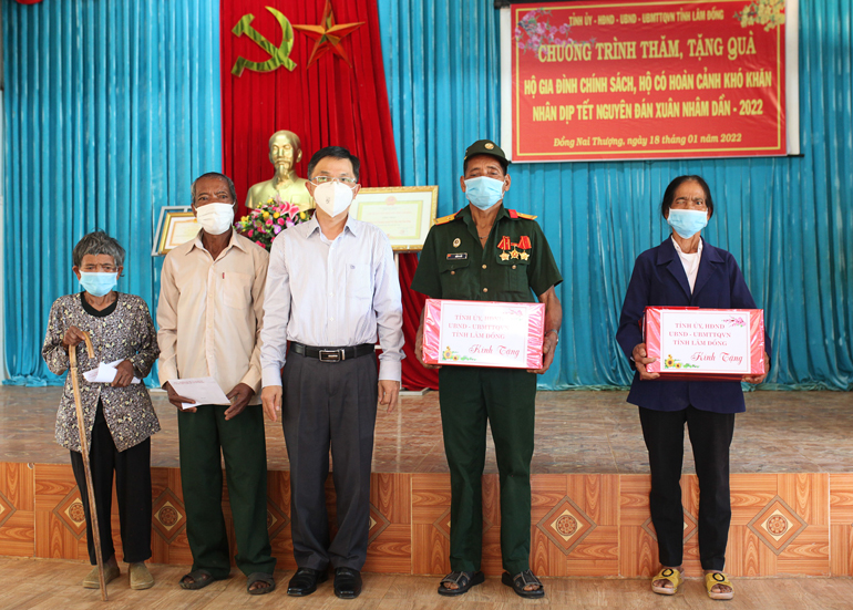 Phó Chủ tịch UBND tỉnh Lâm Đồng Đặng Trí Dũng thăm, tặng quà tết tại huyện Cát Tiên