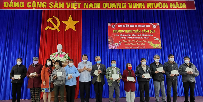 Đoàn ĐBQH Lâm Đồng trao quà tết tại Đà Lạt, Lạc Dương