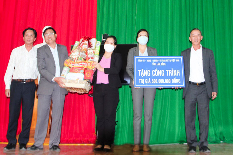 Đồng chí Trần Văn Hiệp - Chủ tịch UBND tỉnh trao công trình trị giá 500 triệu đồng cho xã Mađaguôi