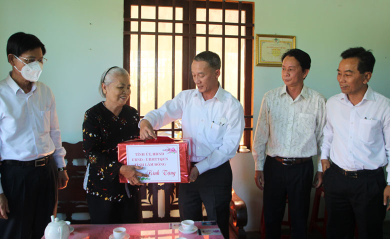 Đồng chí Trần Văn Hiệp - Chủ tịch UBND tỉnh tặng quà và ân cần hỏi thăm các gia đình người có công, thương bệnh binh trên địa bàn xã