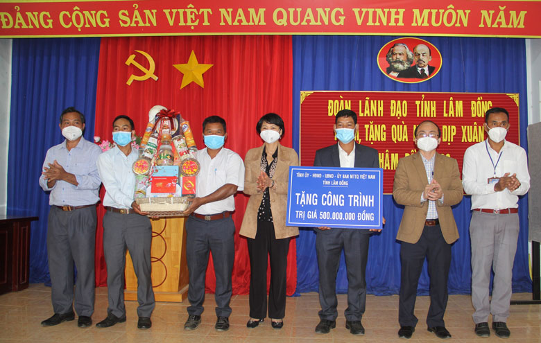 Trưởng Ban Dân vận Tỉnh ủy thăm tặng quà tại Di Linh