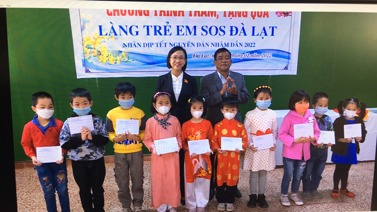Đoàn ĐBQH Lâm Đồng thăm hỏi, tặng quà, chúc tết Làng trẻ em SOS Đà Lạt