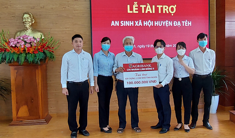Lãnh đạo Agribank chi nhánh huyện Đạ Tẻh trao tiền hỗ trợ xây tặng nhà đại đoàn kết cho lãnh đạo Ủy ban Mặt trân Tổ quốc Việt Nam huyện Đạ Tẻh