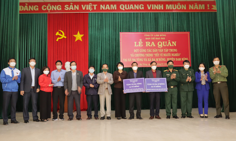 Đồng chí Phạm Thị Phúc, Đại tá Nguyễn Bình Sơn và các thành viên Ban Chỉ đạo 502 trao bảng tượng trưng các công trình được hỗ trợ trong đợt thực hiện công tác dân vận năm 2022