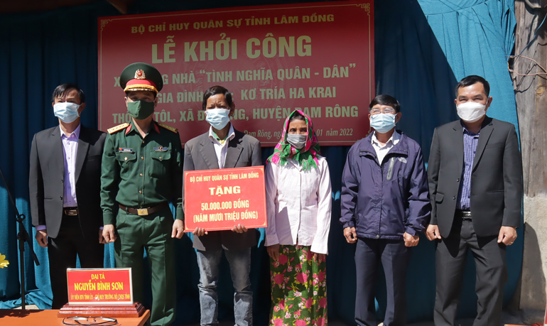 Đại tá Nguyễn Bình Sơn tham dự khởi công xây dựng nhà tình nghĩa quân – dân cho gia đình ông Kơ Tría Ha Krai