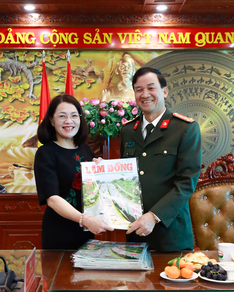 Tổng biên tập Báo Lâm Đồng chúc mừng và tặng ấn phẩm Báo Xuân cho lãnh đạo Công an tỉnh