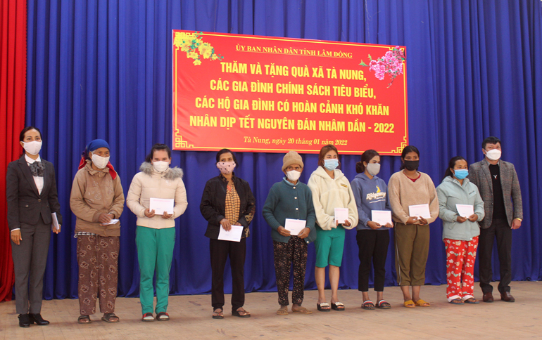 Đoàn lãnh đạo tỉnh và các ban, ngành, địa phương tặng quà tết cho bà con DTTS tại xã Tà Nung