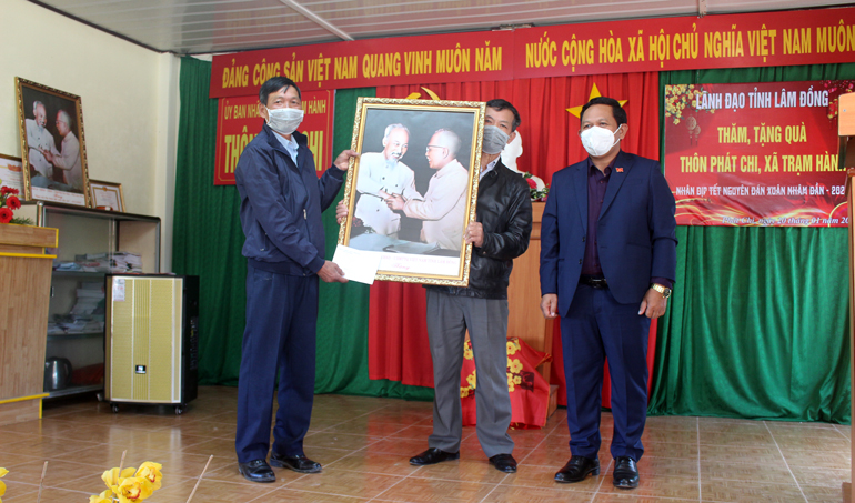 Ông K’ Mák – Ủy viên Ban Thường vụ Tỉnh ủy, Phó Chủ tịch HĐND tỉnh trao tặng quà cho cán bộ và Nhân dân thôn Phát Chi 