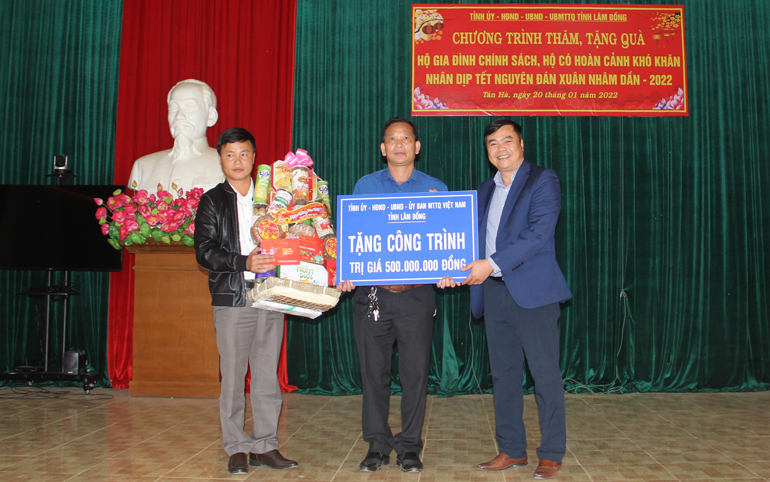 Tặng quà tết và công trình trị giá 500 triệu đồng cho xã Tân Hà