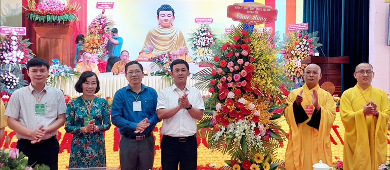 Huyện ủy, HĐND, UBND huyện Đạ Tẻh tặng hoa chúc mừng