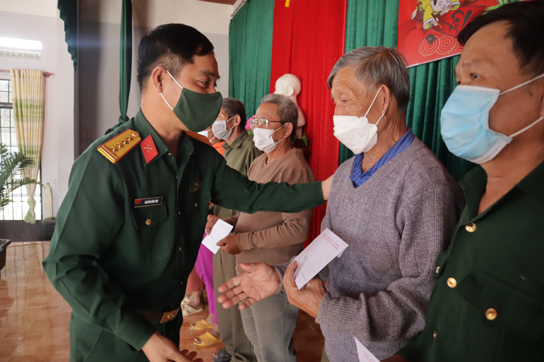 Chỉ huy trưởng Bộ CHQS tỉnh thăm, tặng quà Tết tại huyện Đam Rông