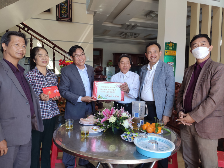 Lãnh đạo Ủy ban MTTQ Việt Nam tỉnh, huyện Đơn Dương và ngành chức năng thăm hỏi, tặng quà, chúc Tết gia đình chính sách