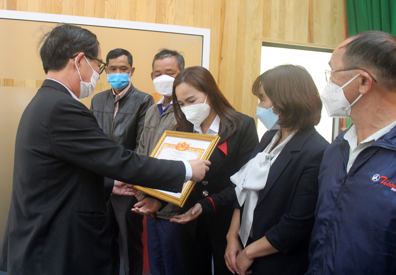 Ông Trần Đức Tài – Phó Ban Dân tộc tỉnh Lâm Đồng trao bằng khen cho các cá nhân tiêu biểu