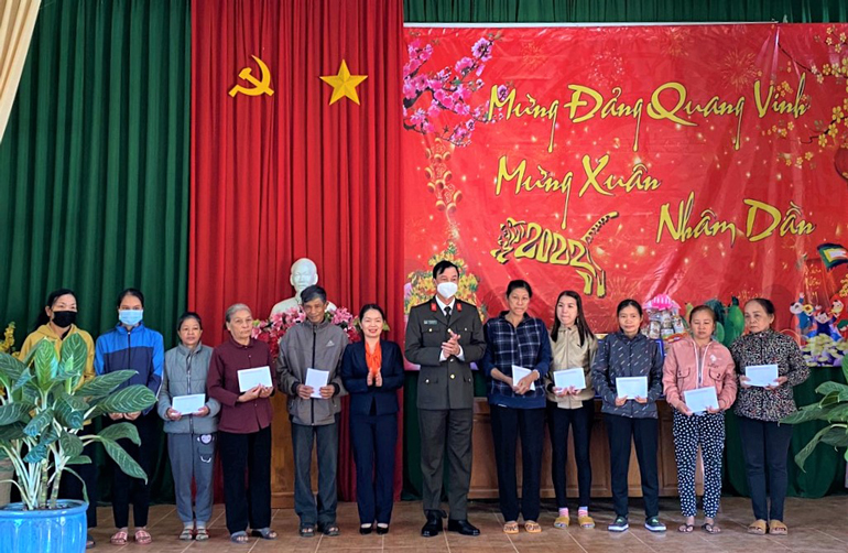 Đại tá Trần Minh Tiến trao tặng quà tết cho các gia đình khó khăn