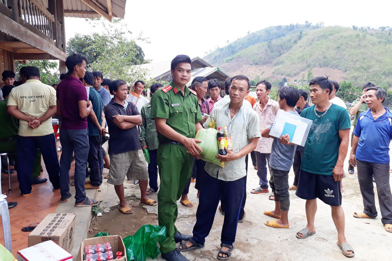 “Ðổi gạo lấy vũ khí” là một trong những giải pháp góp phần đảm bảo ANTT trên địa bàn huyện Ðam Rông.