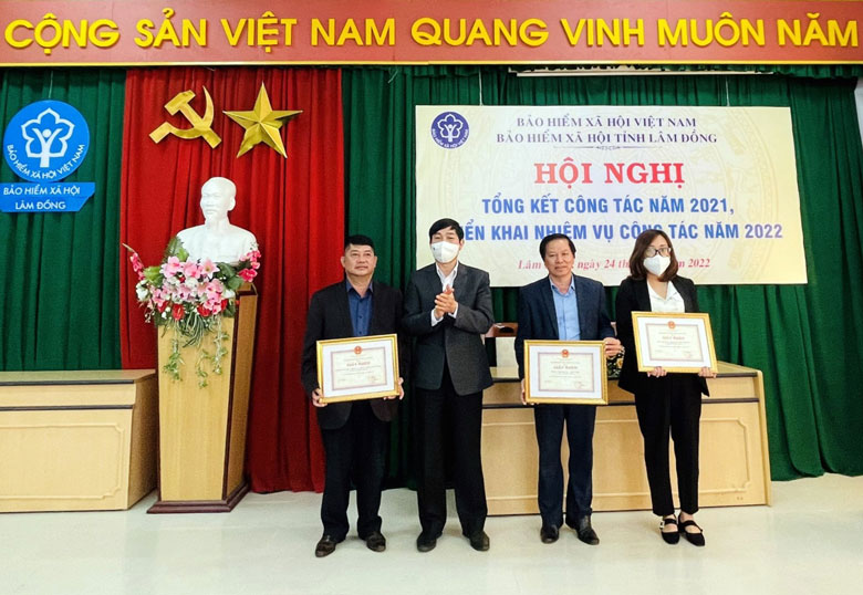 BHXH Lâm Đồng khen thưởng cho các tập thể, cá nhân hoàn thành xuất sắc nhiệm vụ trong năm 2021