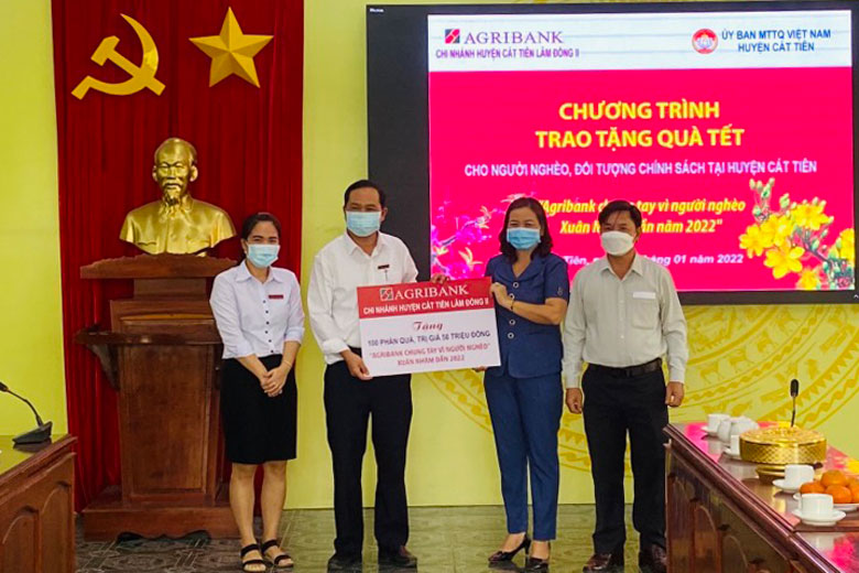 Agribank chi nhánh Cát Tiên trao tặng 100 suất quà tết