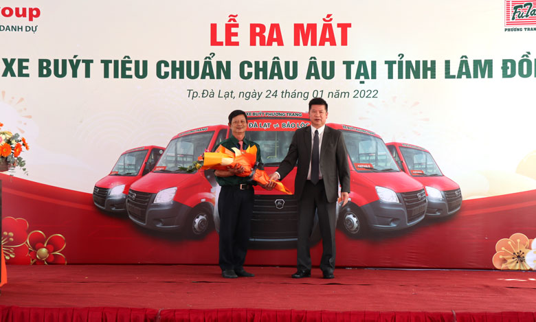Ông Trương Hữu Hiệp – Giám đốc Sở Giao thông Vận tải tặng hoa cho đại diện bộ phận xe buýt Phương Trang.