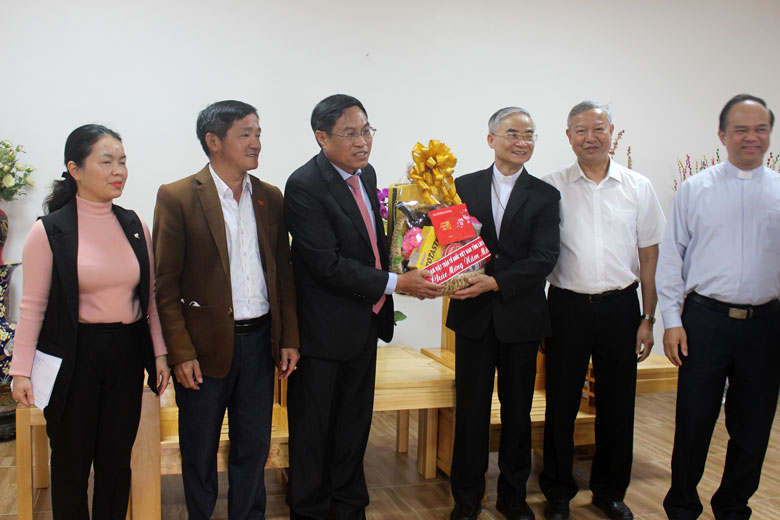 Chủ tịch Ủy ban MTTQ Việt Nam tỉnh Lâm Đồng Võ Ngọc Hiệp thăm, chúc tết Tòa Giám mục Giáo phận Đà Lạt.