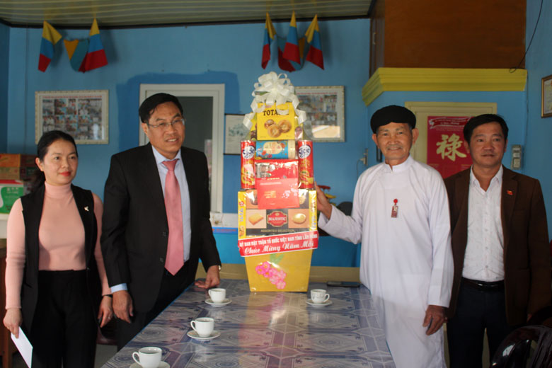 Ủy ban MTTQ Việt Nam tỉnh thăm, chúc tết Ban Đại diện Hội Thánh Cao Đài Tây Ninh tỉnh Lâm Đồng.