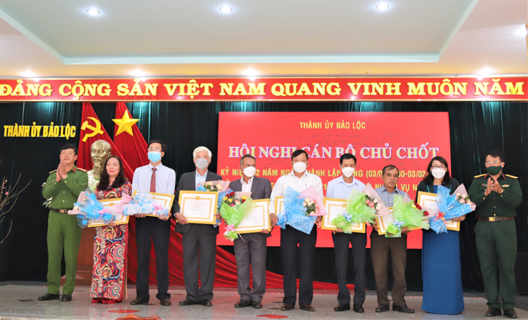 Các đảng viên thành xuất sắc nhiệm vụ 5 năm liền nhận khen thưởng của Thành ủy Bảo Lộc