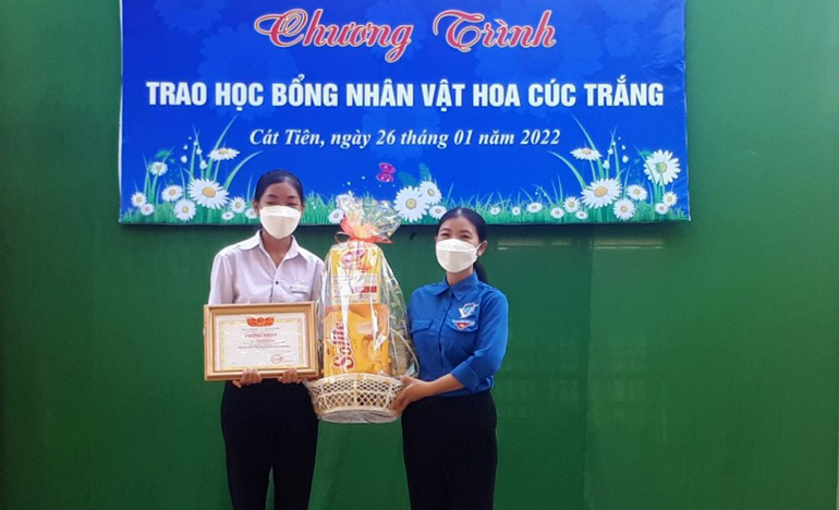 Cát Tiên: Hơn 140 triệu đồng hỗ trợ học sinh nghèo vượt khó học giỏi từ Chương trình Hoa Cúc Trắng