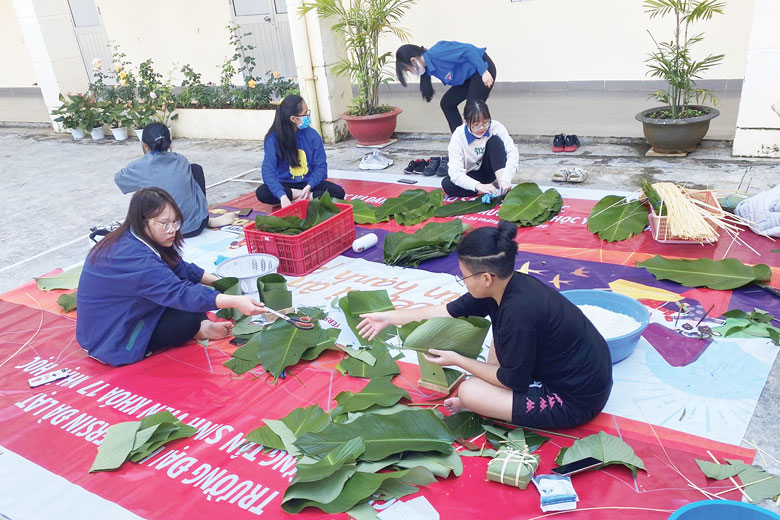 Sinh viên Trường Đại học Yersin Đà Lạt chuẩn bị nguyên liệu gói bánh chưng tặng các em học sinh nghèo