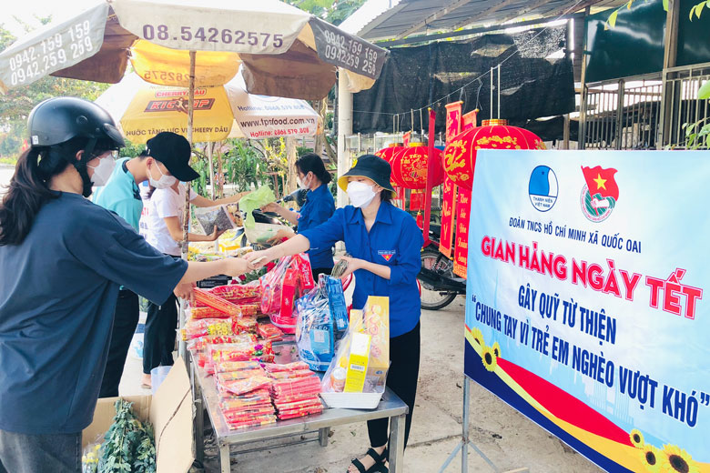 Đoàn viên, thanh niên xã Quốc Oai bán hàng gây quỹ trao quà Tết cho học sinh khó khăn